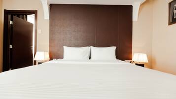 Executive-sviitti | Ylelliset vuodevaatteet, tallelokero huoneessa, työpöytä, pimennysverhot