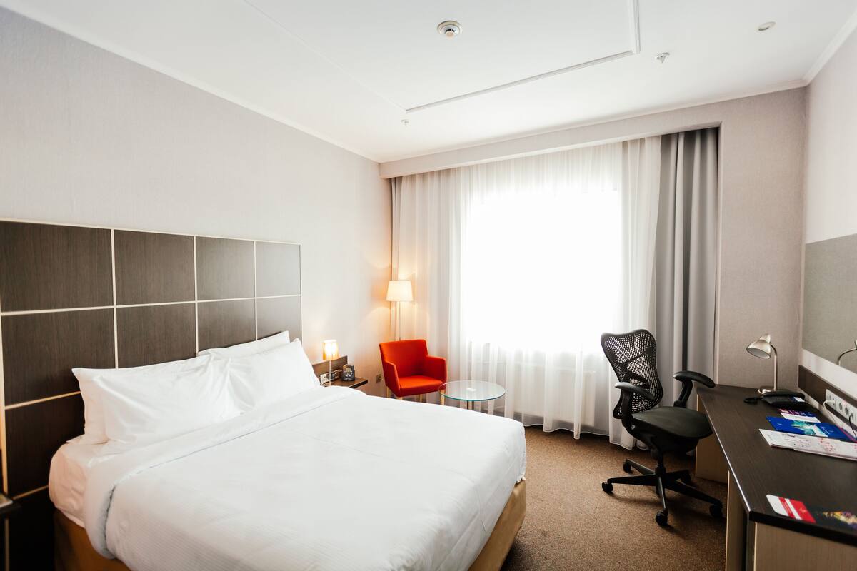 Quarto casal empresarial, 1 cama Queen | Roupas de cama premium, cofres nos quartos, escrivaninha