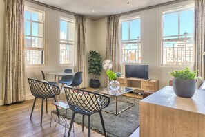 Flat-screen TV, DVD player - Glaston House (Cape Town)