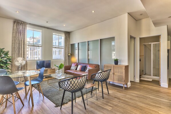 Flat-screen TV, DVD player - Glaston House (Cape Town)