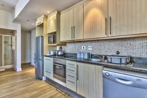 Full-sized fridge, microwave, oven, stovetop - Glaston House (Cape Town)