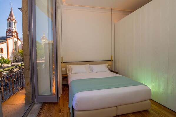 Minibar, desk, blackout drapes, soundproofing