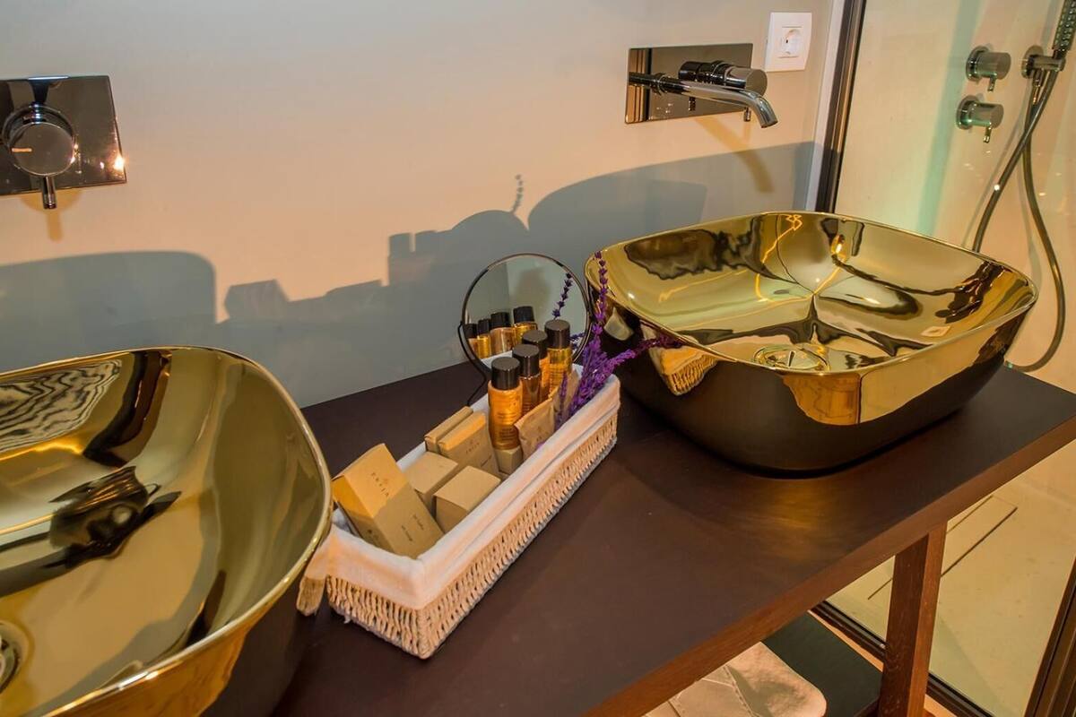 breakfast, lunch and dinner served