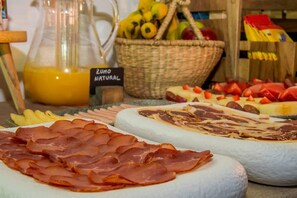 Petit déjeuner, déjeuner et dîner servis sur place