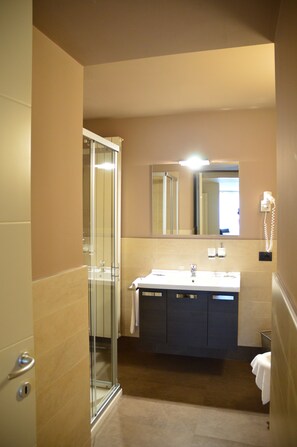 Apartemen | Kamar mandi | Shower, perlengkapan mandi gratis, kloset, dan handuk
