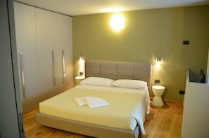 Apartment | Minibar, Schreibtisch, schallisolierte Zimmer, kostenloses WLAN