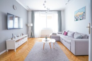 Superior Apartment, 2 Queen Beds | Living room