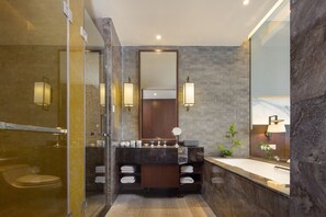 Dusche, kostenlose Toilettenartikel, Haartrockner, Hausschuhe