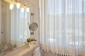 Douche, douche à « effet pluie », articles de toilette gratuits