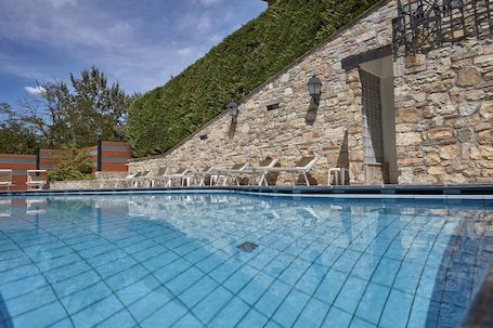 Seasonal outdoor pool, pool loungers. Hotel Plaza Tabiano