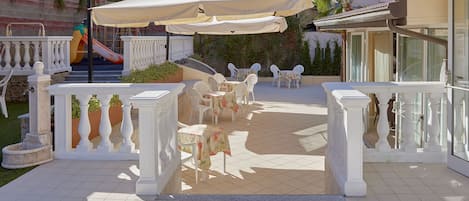 Piscine extérieure en saison, chaises longues