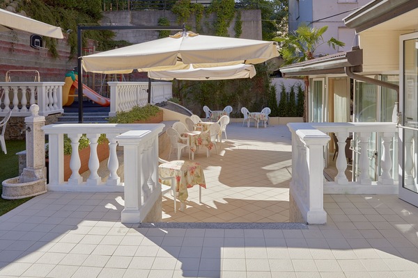Seasonal outdoor pool, pool loungers