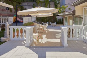 Seasonal outdoor pool, sun loungers