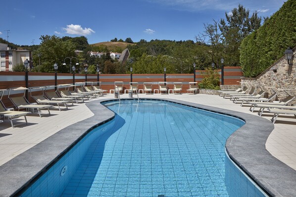 Piscine extérieure (ouverte en saison), chaises longues