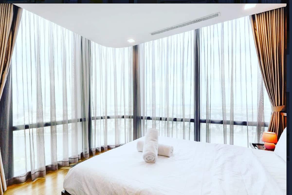 Luxury Apartment, 3 Bedrooms, River View | 1 bedroom, iron/ironing board, WiFi (free)