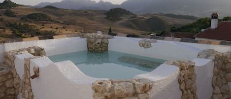 Piscine extérieure (ouverte en saison), chaises longues