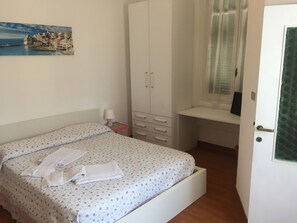 Habitación estándar con 1 cama doble o 2 individuales, balcón | Minibar, escritorio, wifi gratis y ropa de cama