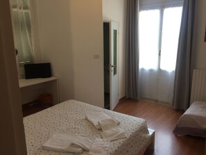 Habitación estándar con 1 cama doble o 2 individuales, balcón | Minibar, escritorio, wifi gratis y ropa de cama