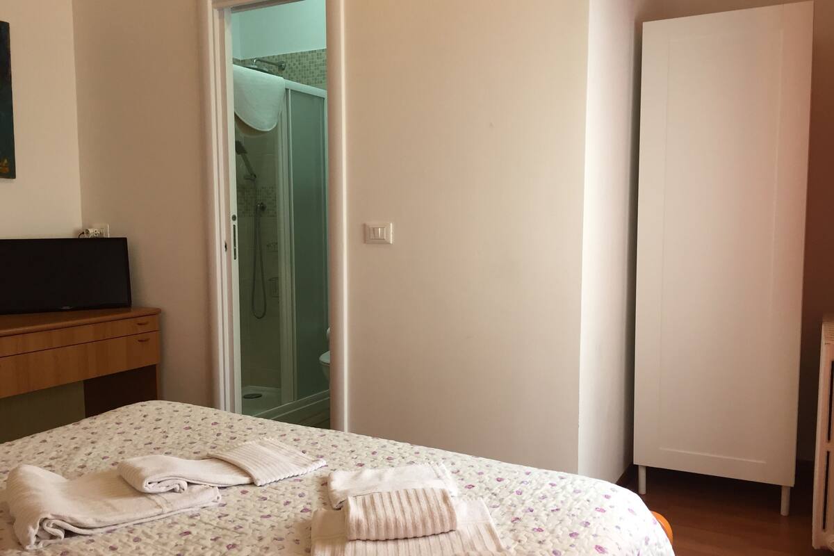 Standard Single Room | Minibar, desk, WiFi (free), bed sheets