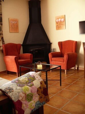 Ferienhaus, 2 Schlafzimmer, Bergblick (Calendula) | Wohnbereich | Flachbildfernseher, Kamin