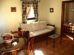 Ferienhaus, 1 Schlafzimmer, Bergblick (Alhucema) | Wohnbereich | Flachbildfernseher, Kamin