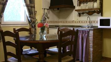 Rumah, 1 kamar tidur, pemandangan gunung (Artemisia) | Dapur pribadi | Lemari es besar, microwave, kompor, dan peralatan masak/sendok-piring