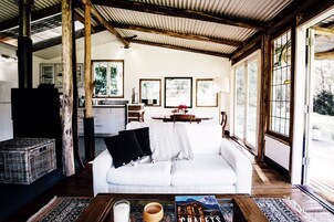 Cabaña romántica, 1 habitación, bañera, vistas al jardín | Zona de estar | Una televisión de pantalla plana, un reproductor de DVD