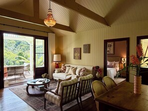 奢華平房, 2 間臥室, 花園景 | 客廳 | 平面電視、DVD 播放機