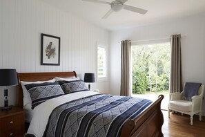 Lyxstuga - 2 sovrum - eldstad - utsikt mot trädgården | Extrasängar, gratis wi-fi och sängkläder