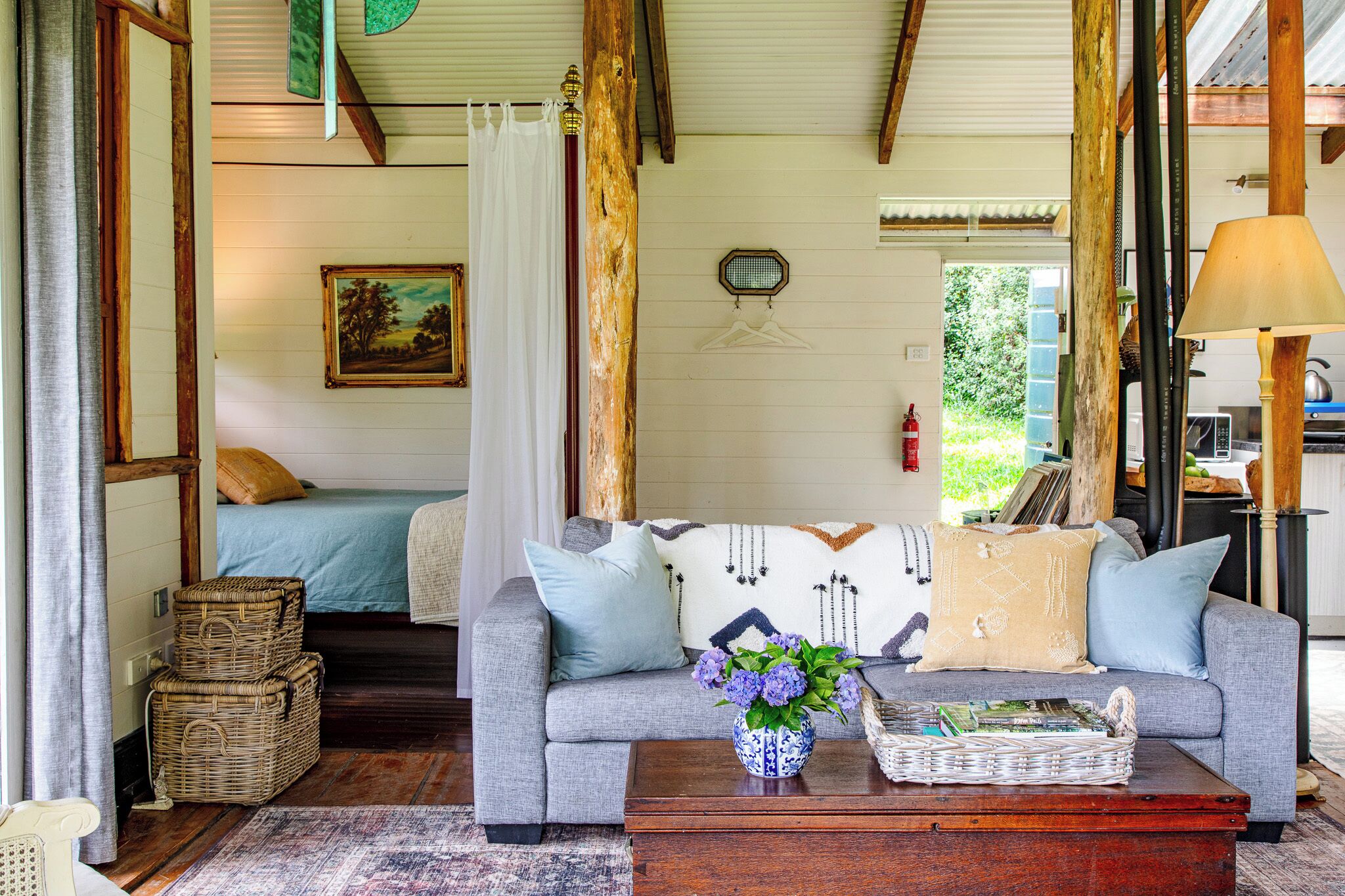 Cabaña romántica, 1 habitación, bañera, vistas al jardín | Zona de estar | Una televisión de pantalla plana, un reproductor de DVD