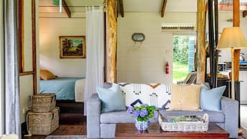 Cabaña romántica, 1 habitación, bañera, vistas al jardín | Zona de estar | Una televisión de pantalla plana, un reproductor de DVD