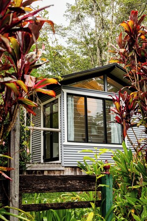 Romantic Cabin, 1 Bedroom, Bathtub, Garden View | Bathroom | Separate bathtub and shower, deep-soaking bathtub, free toiletries