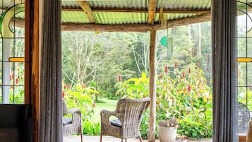 Baita Romantica, 1 camera da letto, vasca da bagno, vista giardino | Area soggiorno | TV a schermo piatto, lettore DVD