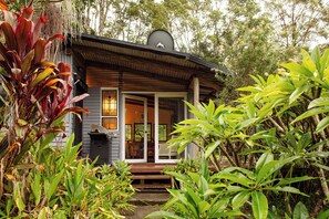 Romantic Cabin, 1 Bedroom, Bathtub, Garden View | Rollaway beds, free WiFi, bed sheets