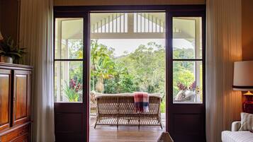 Cottage Luxury, 2 camere da letto, vista giardino | Area soggiorno | TV a schermo piatto, lettore DVD