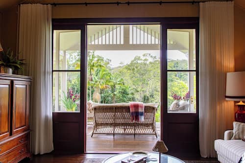 Cottage Luxury, 2 camere da letto, vista giardino | Area soggiorno | TV a schermo piatto, lettore DVD