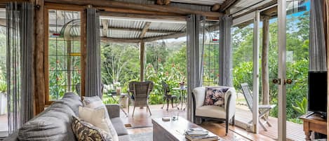 Romantic Cabin, 1 Bedroom, Bathtub, Garden View | Living area