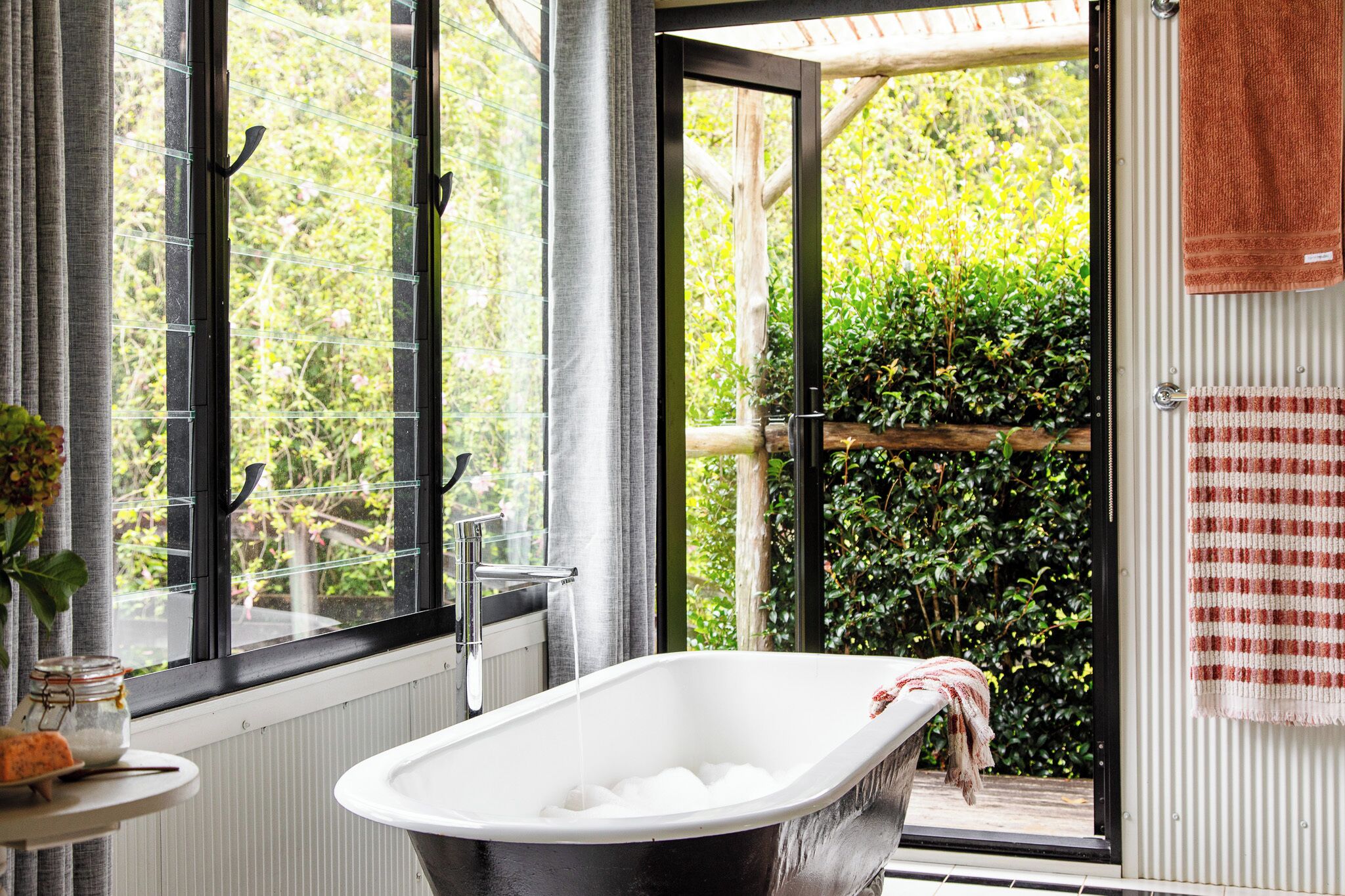 Cabane Romantique, 1 chambre, baignoire, vue jardin | Salle de bain | Baignoire et douche séparées, baignoire relaxante profonde