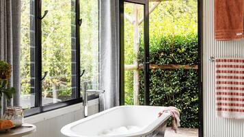 Cabane Romantique, 1 chambre, baignoire, vue jardin | Salle de bain | Baignoire et douche séparées, baignoire relaxante profonde