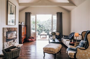 Casa de campo de lujo, 2 habitaciones, vistas al jardín | Zona de estar | Una televisión de pantalla plana, un reproductor de DVD