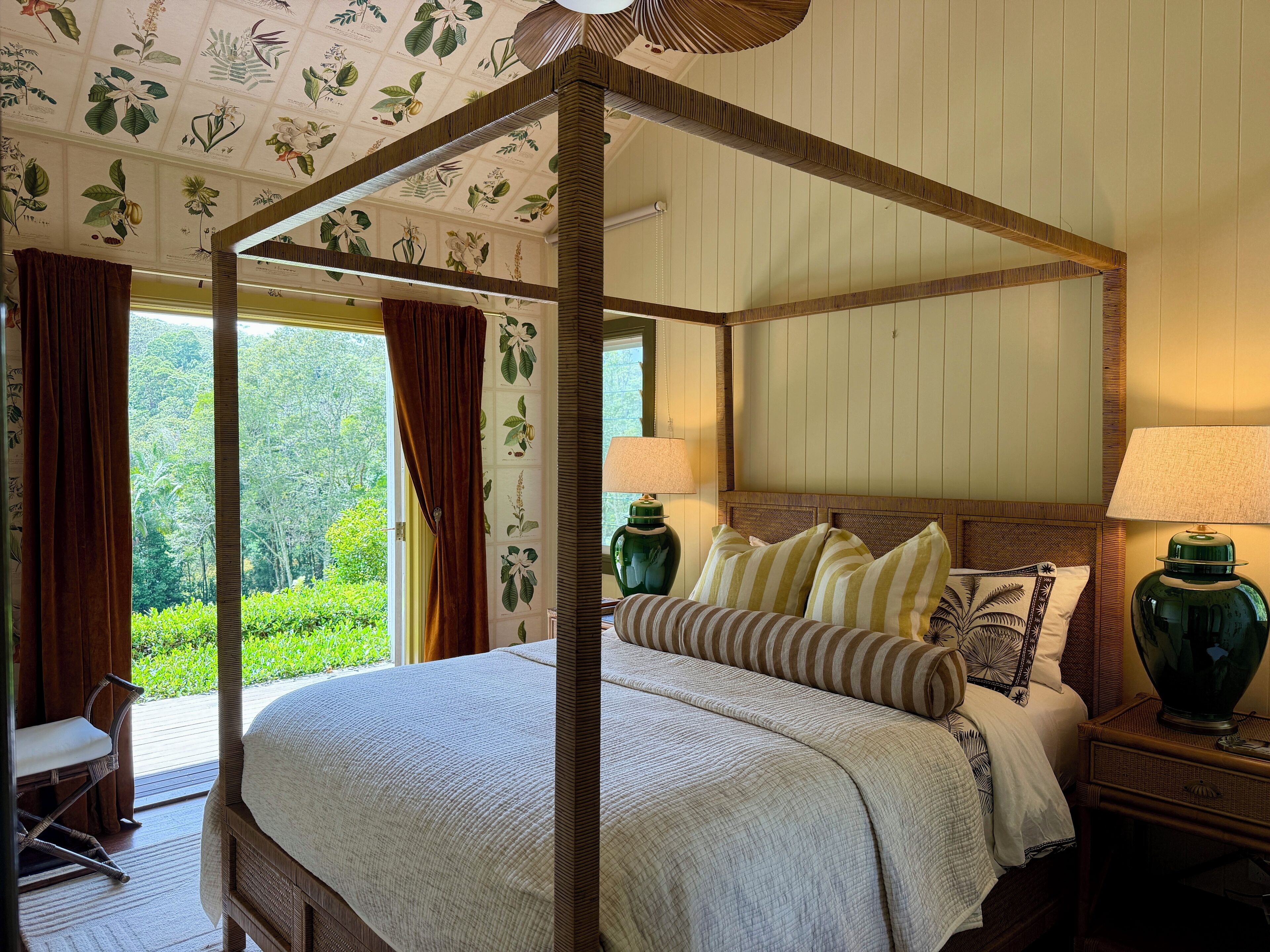 Chaumière luxueuse, 2 chambres, foyer, vue sur le jardin | Lit d’appoint (supplément), accès au Wi-Fi (inclus), literie fournie