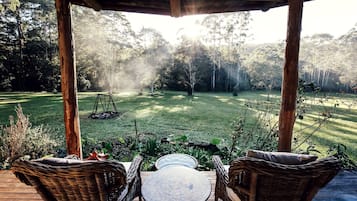 Cabaña romántica, 1 habitación, tina, vista al jardín | Terraza o patio
