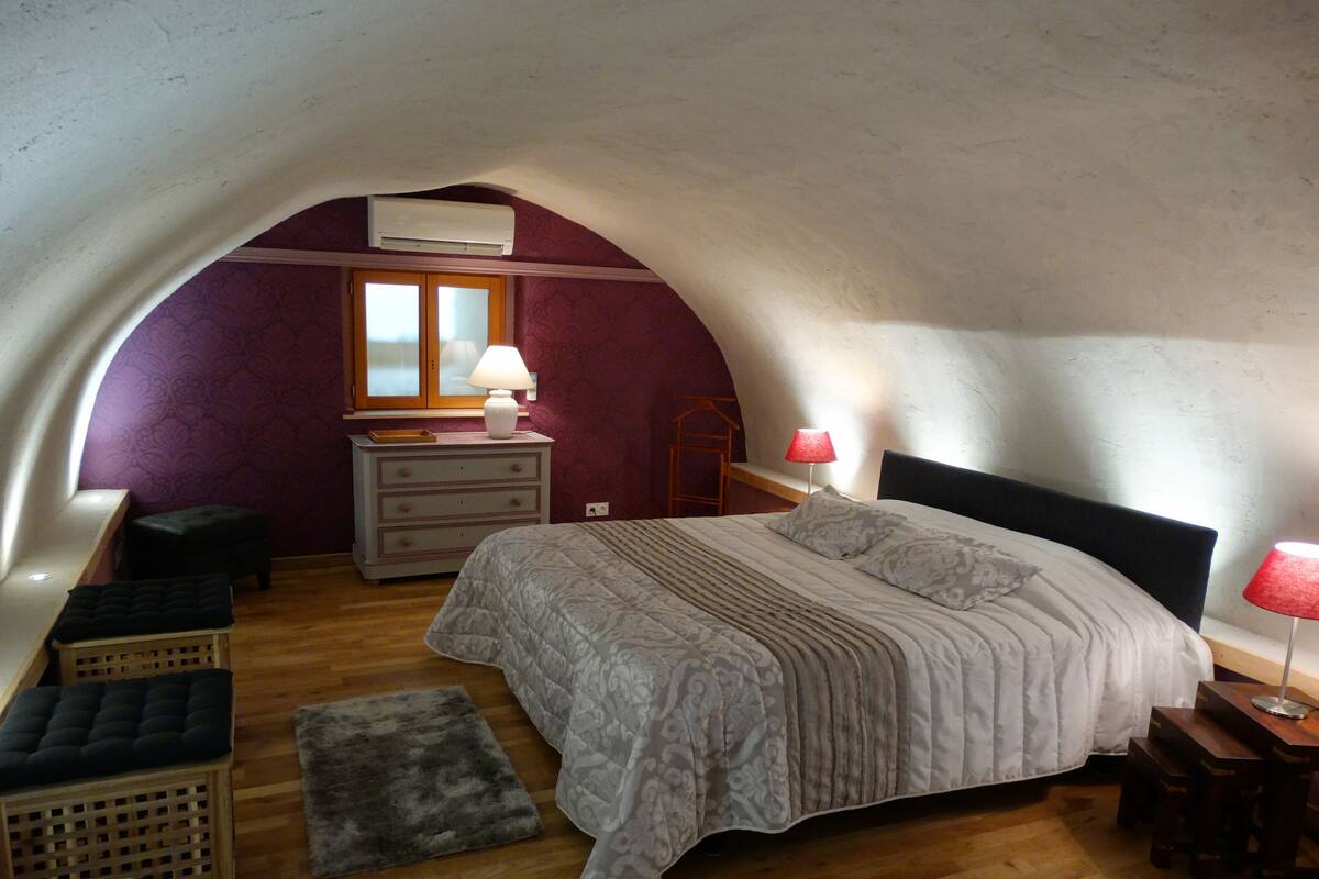 Apartment, 2 Schlafzimmer (La Bourguignonne) | Schreibtisch, kostenlose Babybetten, kostenloses WLAN, Bettwäsche