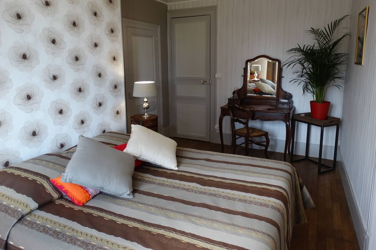 Familien-Suite, 2 Schlafzimmer (Suite Campagne) | Schreibtisch, kostenlose Babybetten, kostenloses WLAN, Bettwäsche