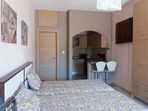 Estudi Deluxe, vistes al mar | Llençols de cotó egipci, cortines opaques i habitacions insonoritzades