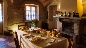 Se ofrece un desayuno bufé (5.00 EUR por persona)