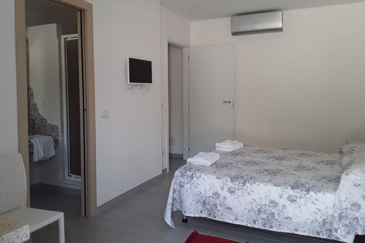Double or Twin Room, Private Bathroom | 1 bedroom, desk, blackout drapes, WiFi (free)