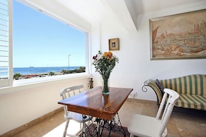 Studio | In-room dining