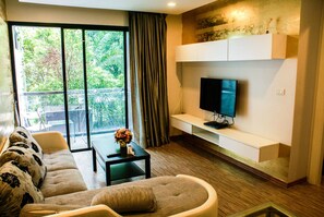 1-Bedroom Apartment | 거실 | 케이블 채널 시청이 가능한 32인치 평면 TV, TV