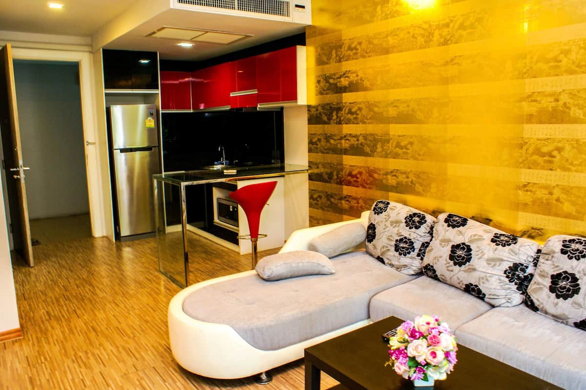 1-Bedroom Apartment | Living area | 32-inch flat-screen TV with cable channels, TV